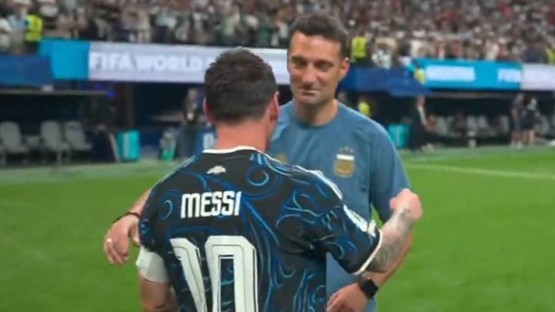 Llorá conmigo: el abrazo de Messi y Scaloni tras el triunfo ante Inglaterra