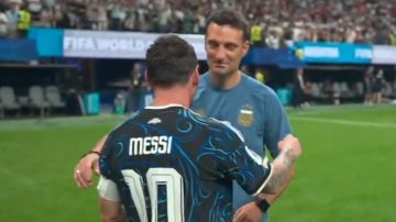 Llorá conmigo: el abrazo de Messi y Scaloni tras el triunfo ante Inglaterra