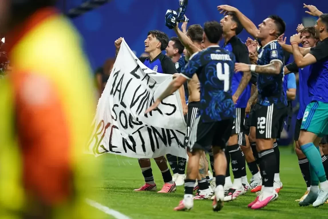 “Las Malvinas son argentinas”: la emotiva bandera que lideró el histórico festejo de la Selección argentina