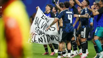 “Las Malvinas son argentinas”: la emotiva bandera que lideró el histórico festejo de la Selección argentina