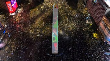 A pesar de la derrota de la Selección Argentina, cientos de personas se concentraron en el Obelisco