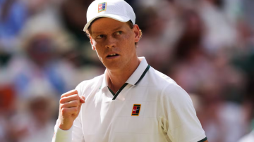 Sinner aplastó a Djokovic y jugará la final de Wimbledon ante Zverev