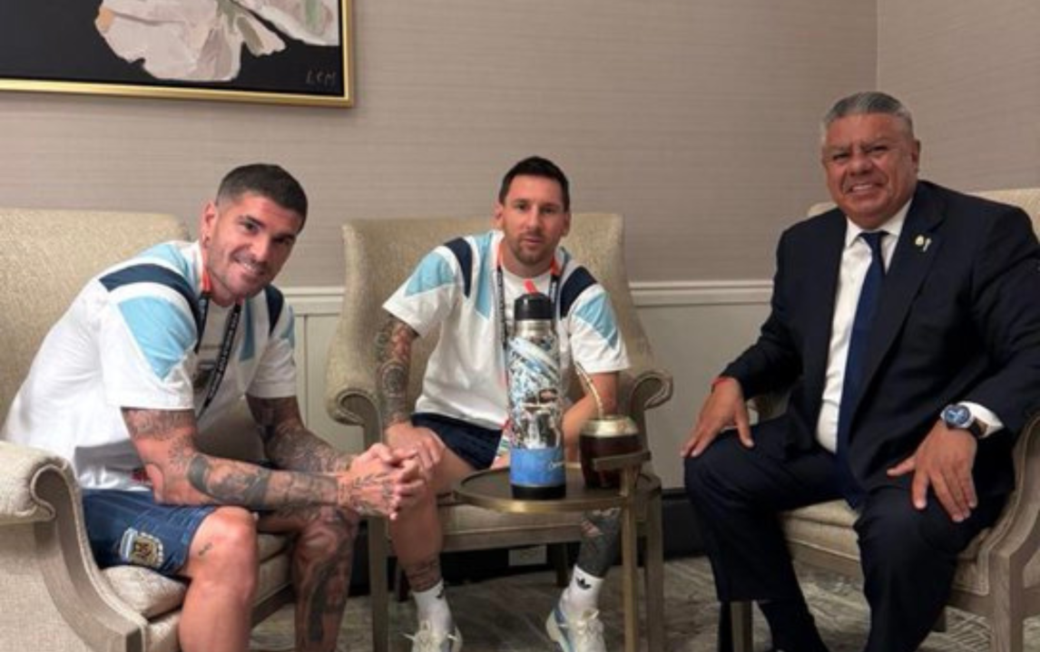 Tapia repitió su clásica foto con Messi y De Paul antes de los octavos