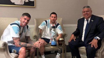 Tapia repitió su clásica foto con Messi y De Paul antes de los octavos