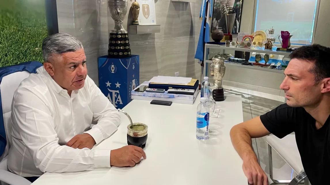 Scaloni hablará con Tapia en la próxima fecha FIFA para definir su futuro en la Selección