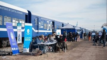 El tren de Capital Humano llega a Santiago con atención médica y trámites sin costo para beneficiarios