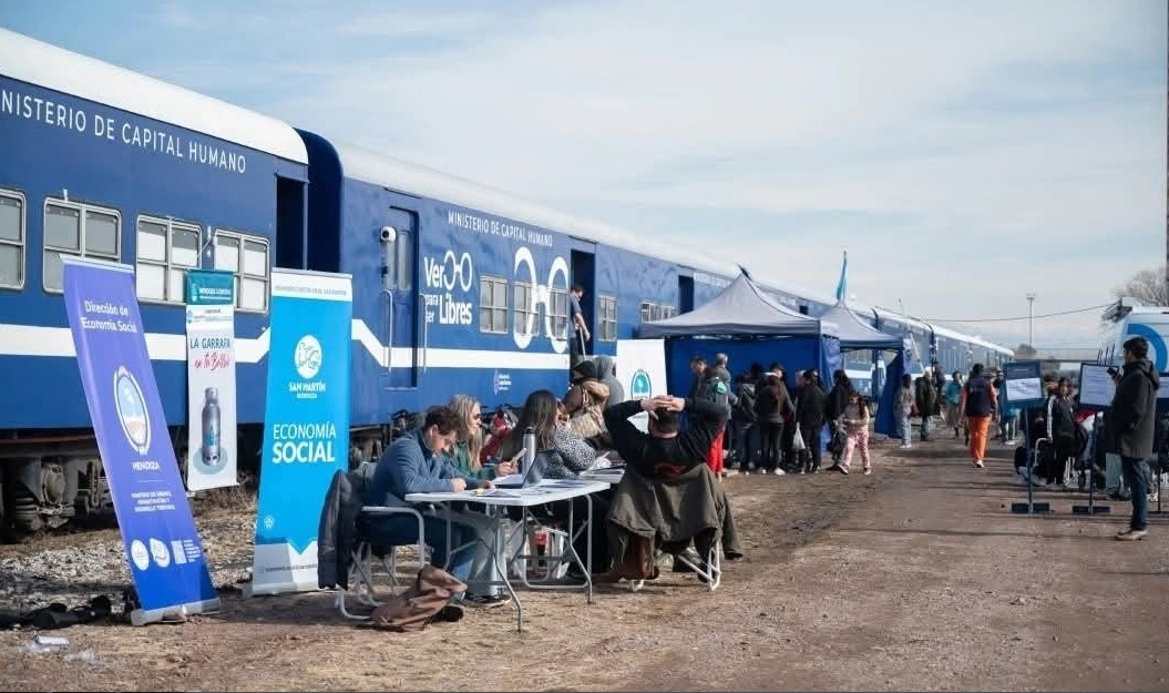 El tren de Capital Humano llega a Santiago con atención médica y trámites sin costo para beneficiarios