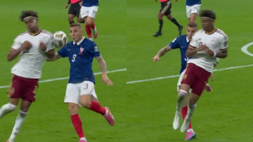 VIDEO: el insólito penal para España que terminó en el primer gol ante Francia