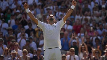 Djokovic sufrió, pero avanzó a cuartos en Wimbledon y superó otro récord de Federer