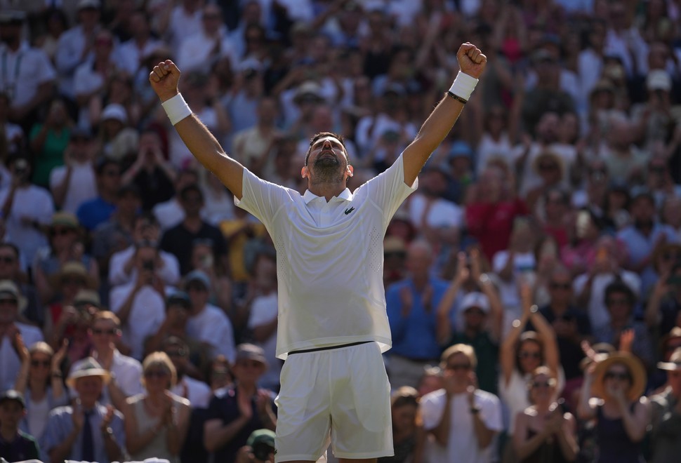 Djokovic sufrió, pero avanzó a cuartos en Wimbledon y superó otro récord de Federer