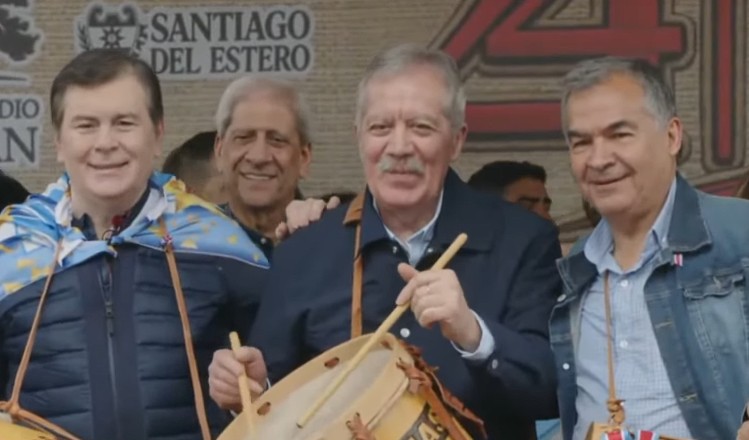 Un año más, la 24° Marcha de los Bombos congregó a una multitud: bombos, guitarras y el sentir santiagueño que cobija a todos