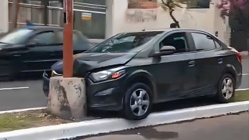 Un automóvil chocó contra un poste de alumbrado sobre avenida Belgrano