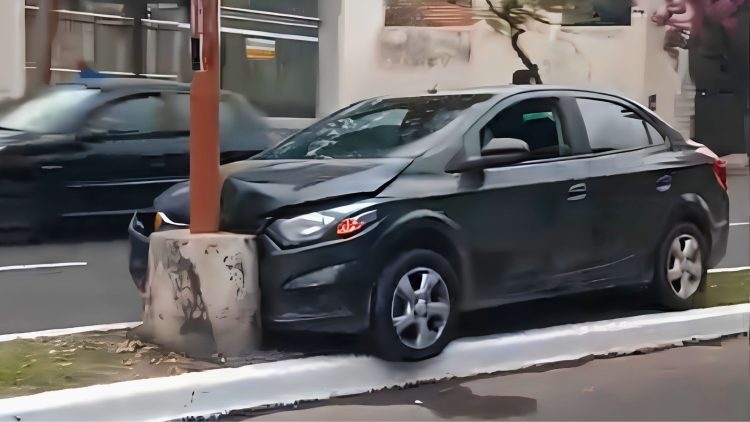 Un automóvil chocó contra un poste de alumbrado sobre avenida Belgrano