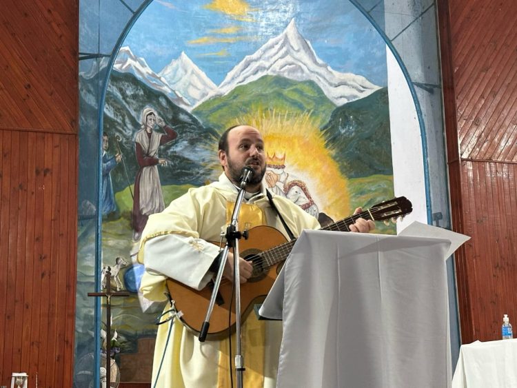 “Mi mamá me enseñó la importancia de Dios”: el testimonio del padre Federico en el Día del Párroco