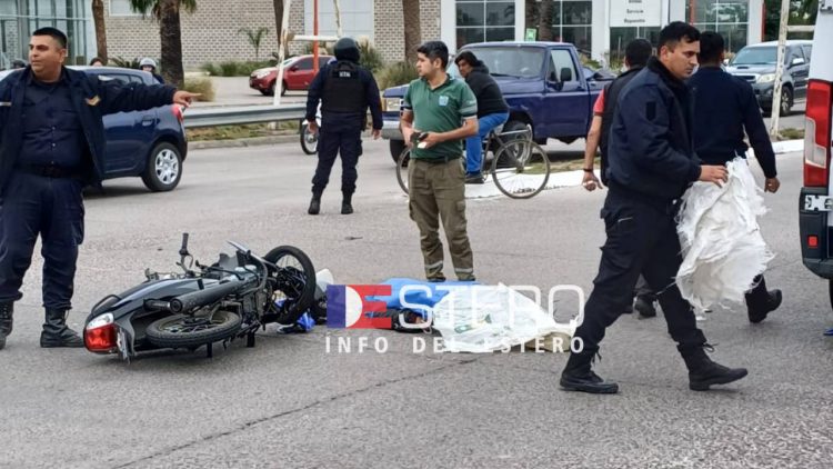 Motociclista murió en el acto tras un violento choque con un auto en el cruce de Alsina y Lugones