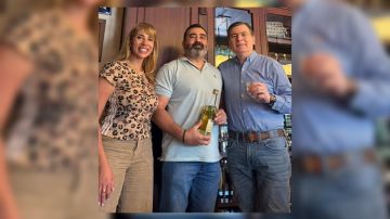 Claudia y Gerardo Zamora participaron del tradicional ritual de la caña con ruda por el Día de la Pachamama