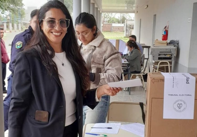 La candidata de La Libertad Avanza en Campo Gallo, Valeria Mansilla, emitió su voto