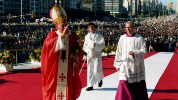 El único papa que visitó la Argentina: cuándo vino y por qué sus viajes hicieron historia