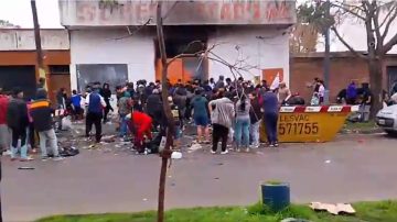 Rosario: vecinos intentaron llevarse mercadería de un supermercado que se incendió