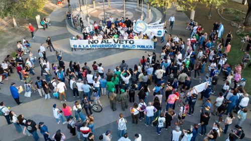 Multitudinaria marcha en defensa de la universidad pública en Santiago del Estero