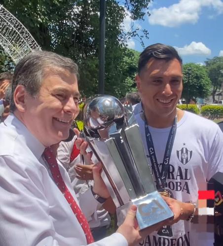 Una multitud de hinchas recibió al plantel de Central Córdoba en la Plaza Libertad