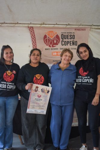 La Gringa paseó junto a Info en la Fería Artesanal