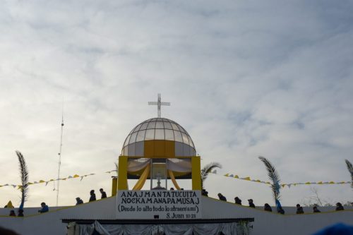 Miles de fieles honran al Señor de los Milagros de Mailín