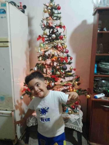 Ciro Bernardo Peralta Ramírez junto a su arbolito de navidad