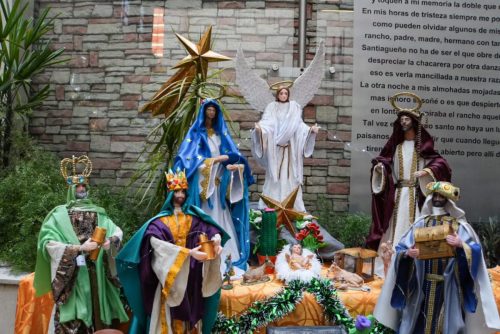 Muestra de pesebres en la explanada de la municipalidad