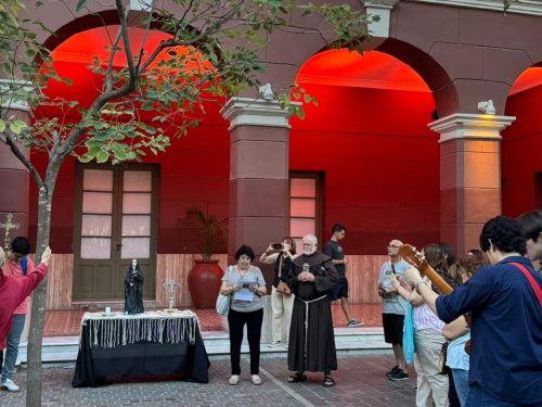 Vía Crucis con violines por el centro