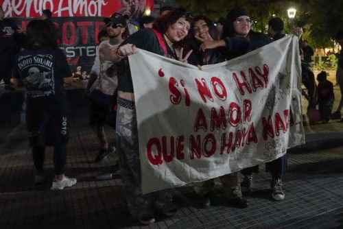 Banderazo por el Indio Solari en Plaza Libertad
